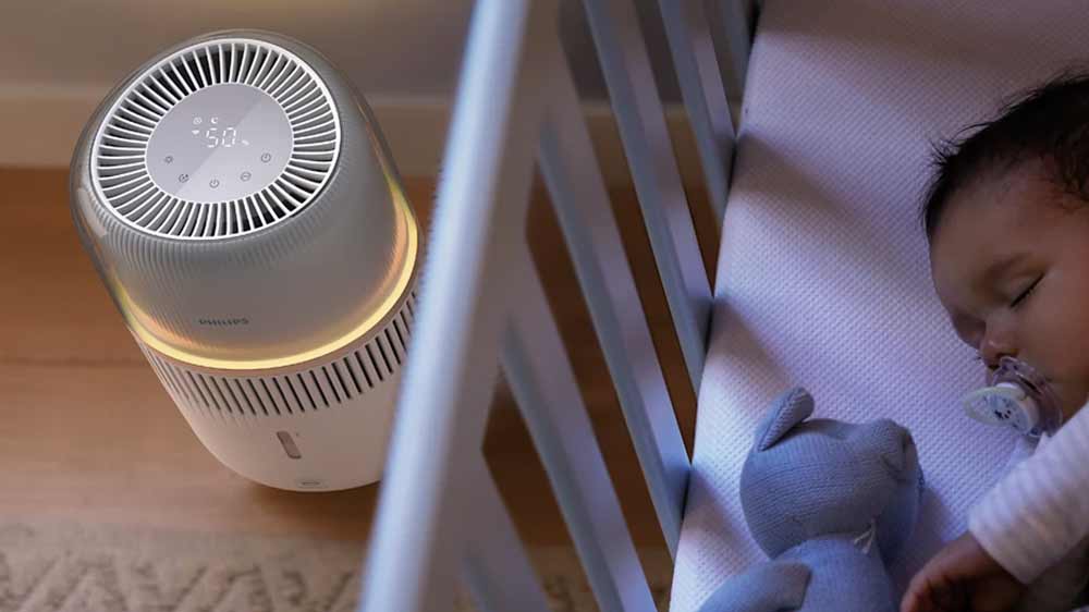 Zvlhčovač vzduchu Philips HU5710/03, vedle kter&eacute;ho sp&iacute; miminko v post&yacute;lce_02