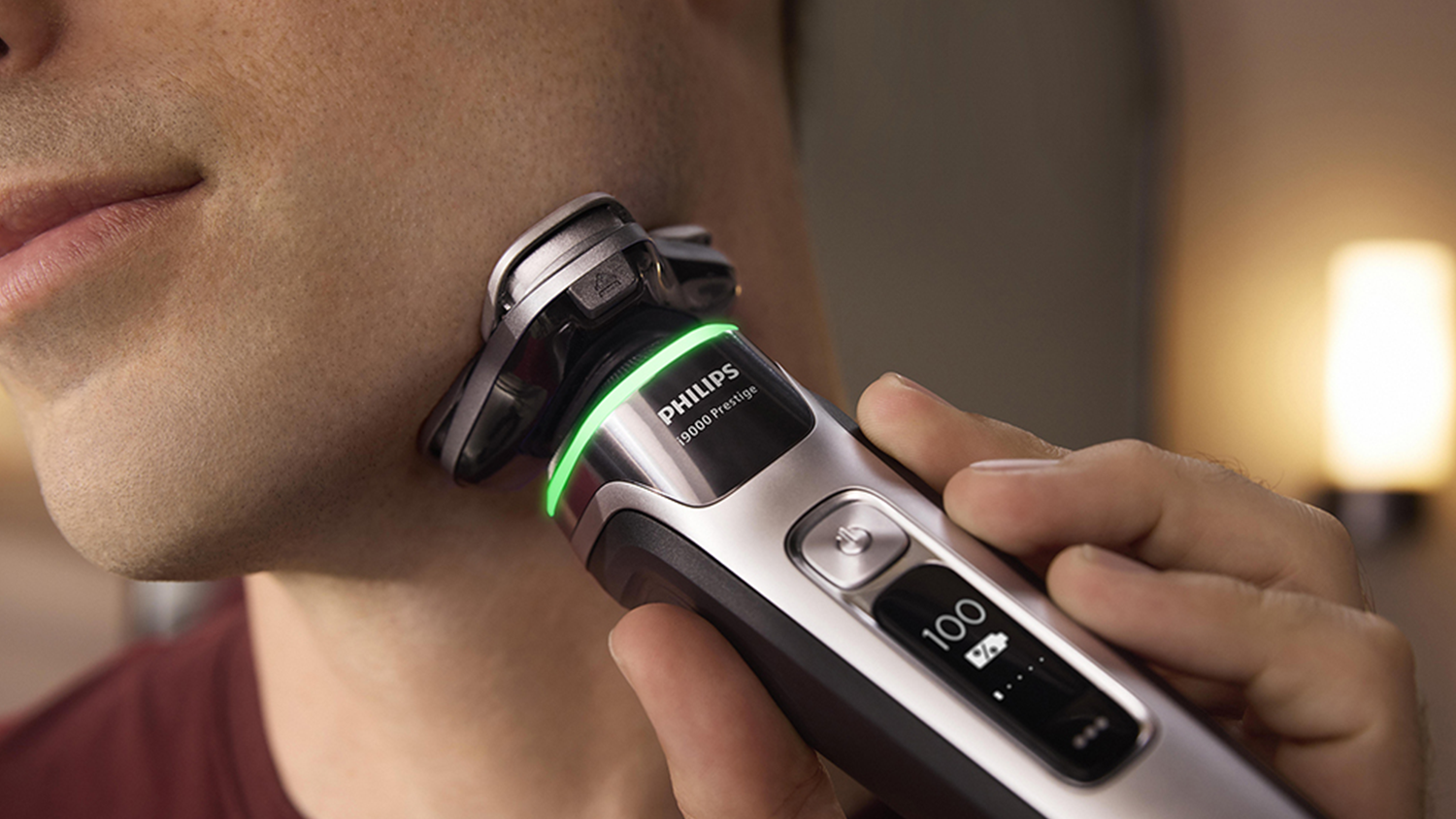 Muž si holí tvář Pánským elektrickým holicím strojkem Philips Series i9000 Prestige