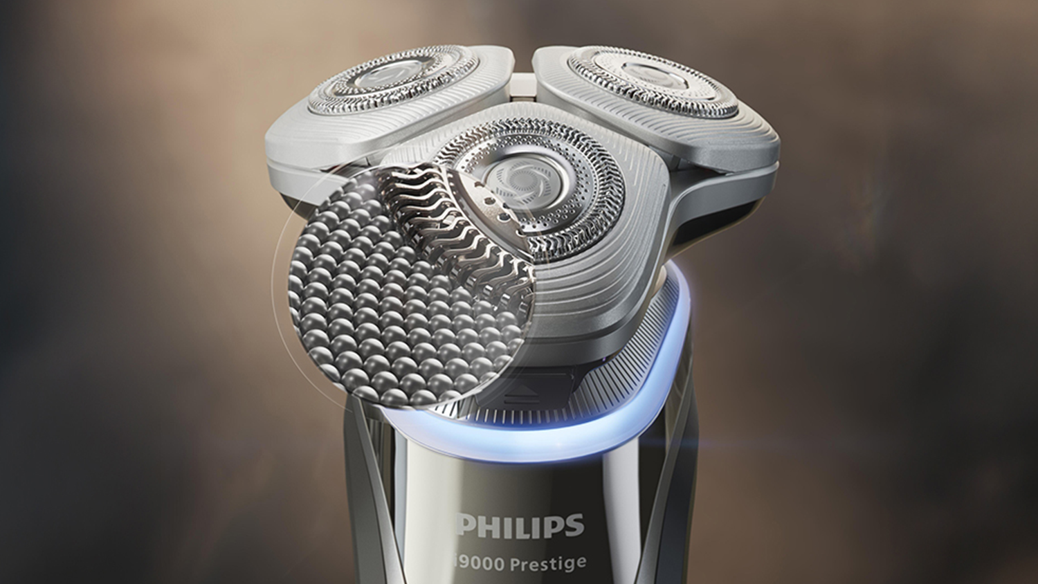 Pánský elektrický holicí strojek XP9202/10 Philips Series i9000 Prestige s přiblíženým detailem na hydrofilní povrch s mikrokuličkami