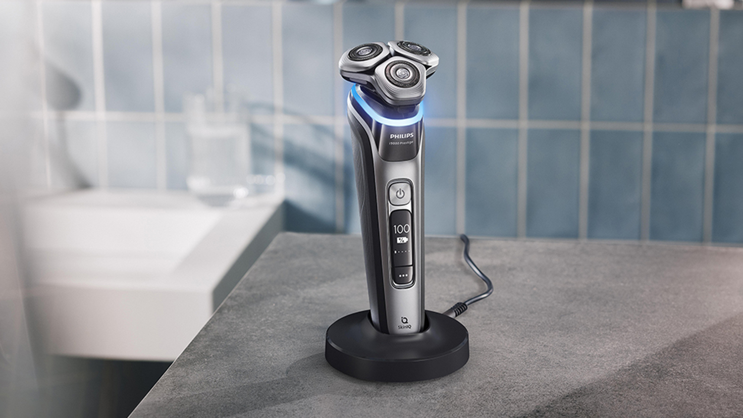 Pánský elektrický holicí strojek XP9202/10 Philips Series i9000 Prestige v nabíjecím stojánku
