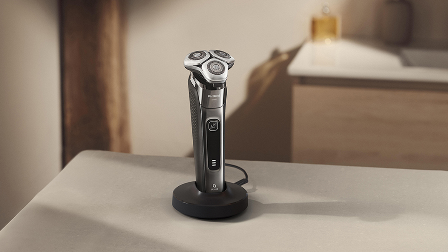 Pánský elektrický holicí strojek Philips Series i9000 v nabíjecím stojánku