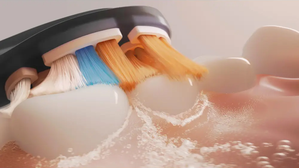 Žena se zubním kartáčkem Philips a hlavicí Philips Sonicare Premium All-in-One HX9092/88_02