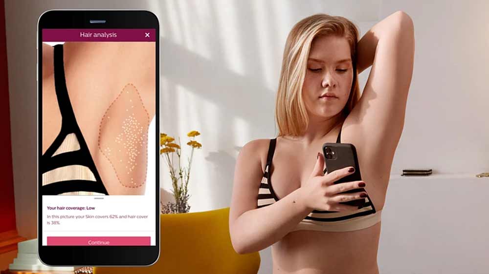 Žen prov&aacute;d&iacute; anal&yacute;zu pokožky pomoc&iacute; mobiln&iacute; aplikace_06