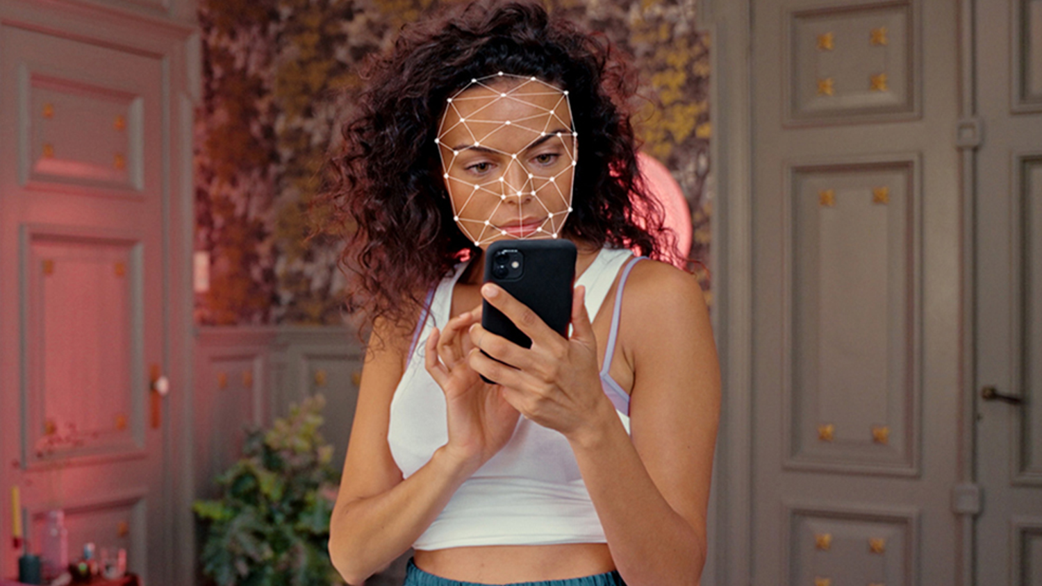 Žena používa mobilnú aplikáciu Philips Lumea IPL a skúša analýzu pleti