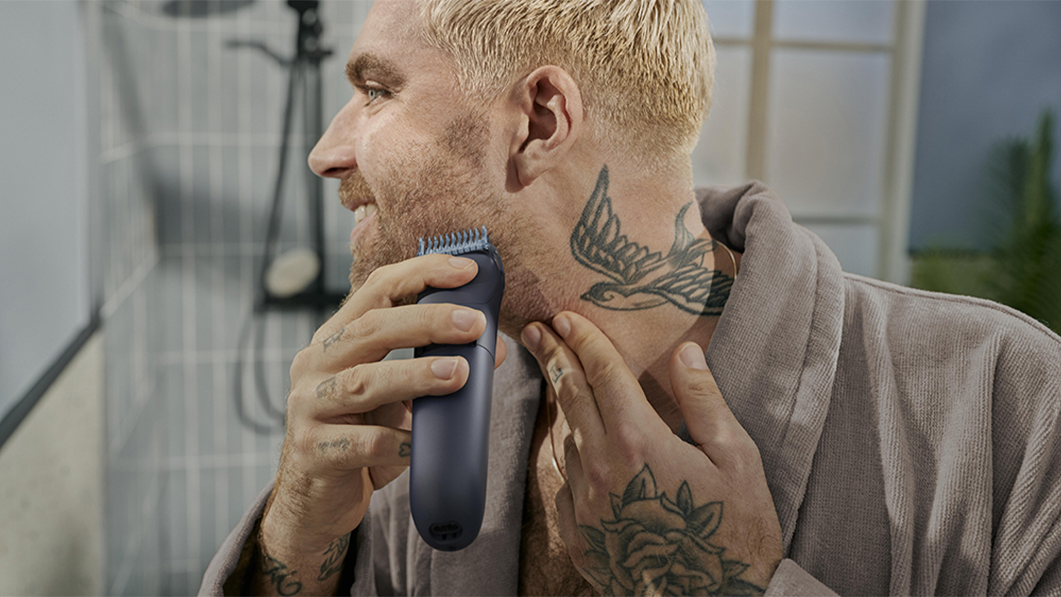 Ergonomická rukoväť na Zastrihávači fúzov BT3665/15 Philips Series 3000 predstavená pri používaní.