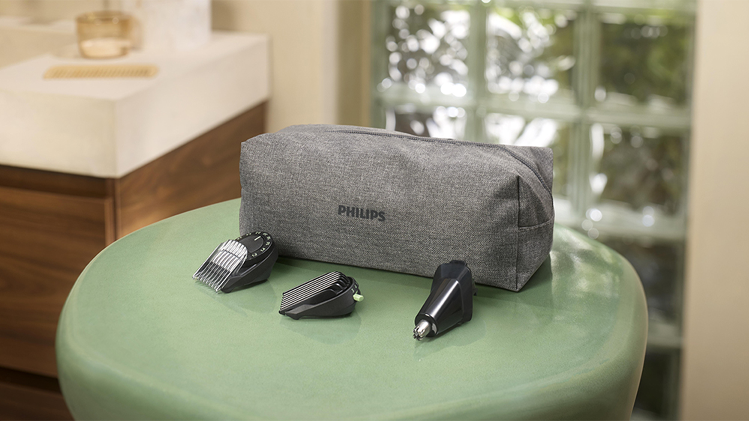 Philips Series 9000 MG9535/15 postavený na poličke v kúpeľni.