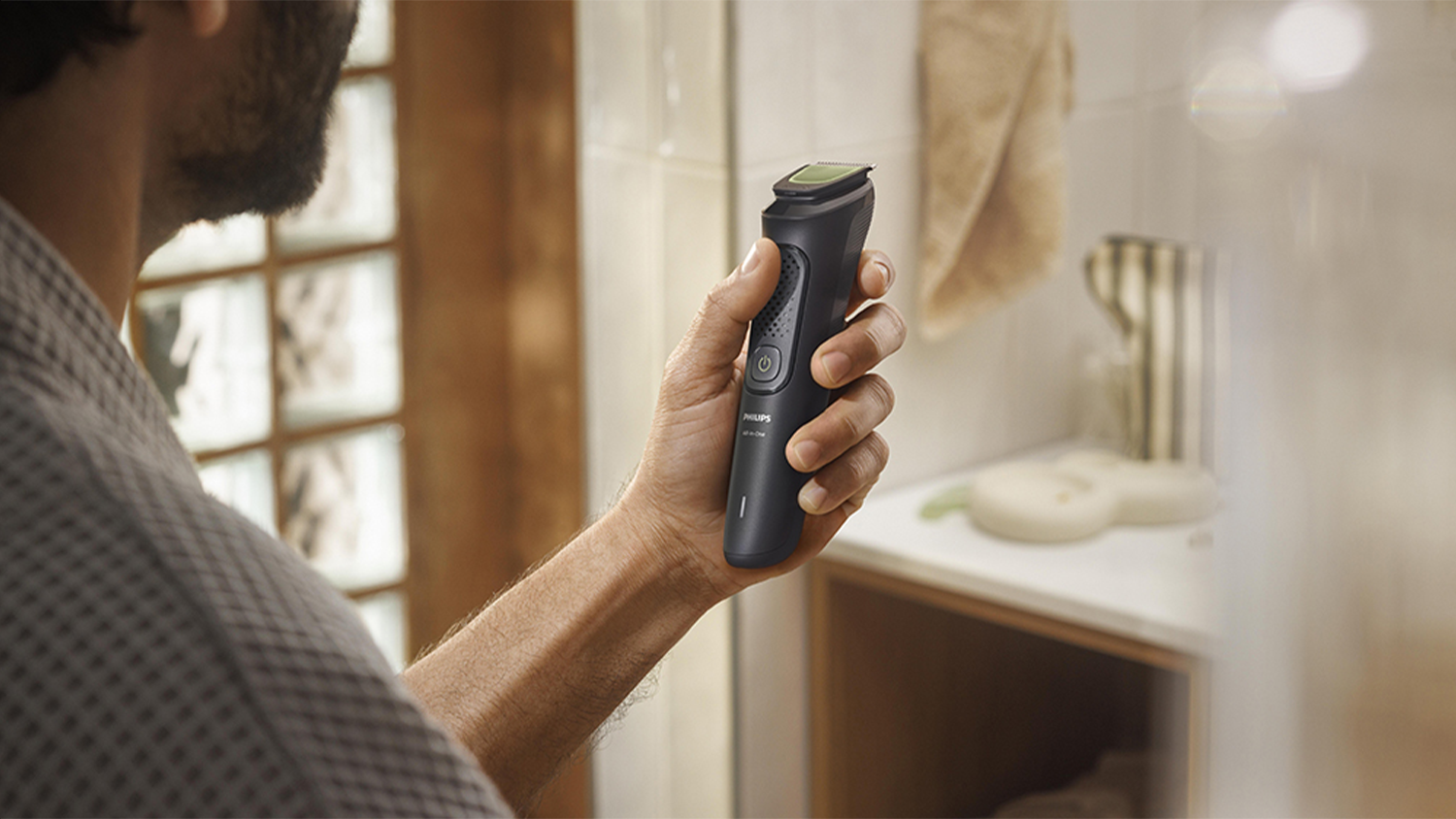 Pohľad na ruku držiacu Zastrihávač MG3920/15 Philips Series 7000