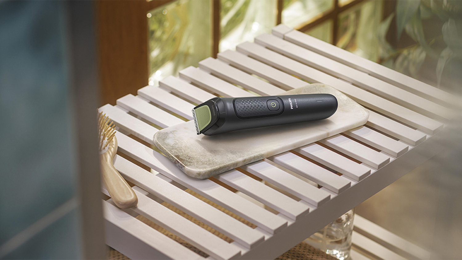 Zastrihávač MG3920/15 Philips Series 7000 ležiaci na drevenej stoličke