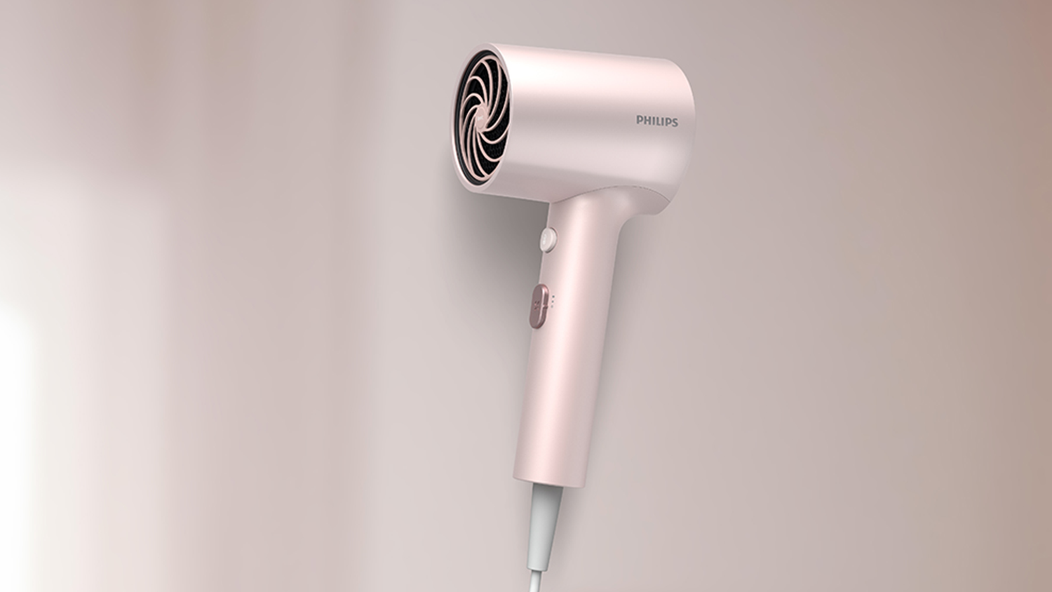 F&eacute;n s vysok&yacute;m př&iacute;konem 1 600 W