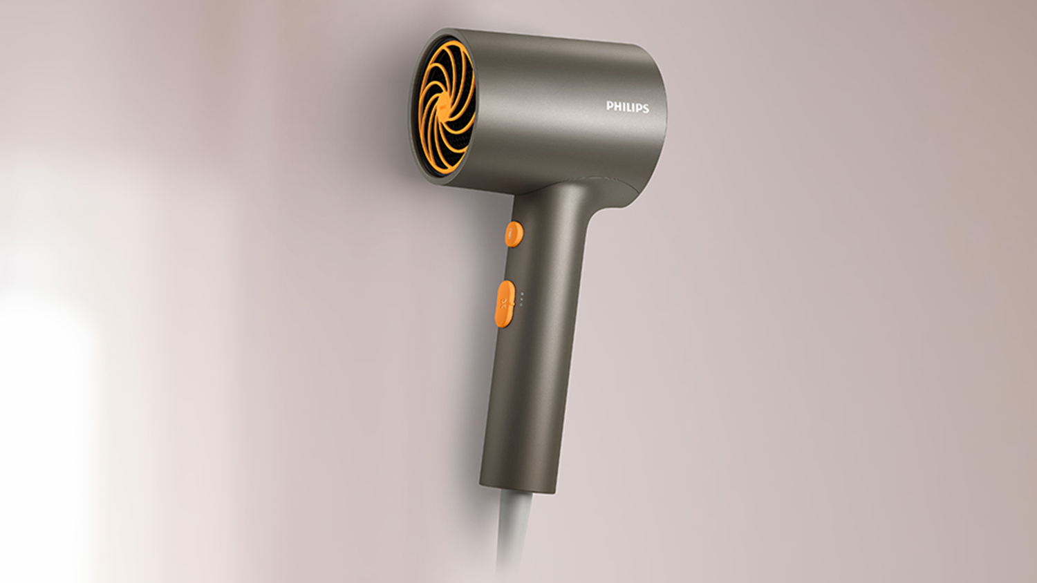 S hmotnost&iacute; pouh&yacute;ch 350 g se f&eacute;n Philips 3000 BHD321/00 použ&iacute;v&aacute; velmi snadno