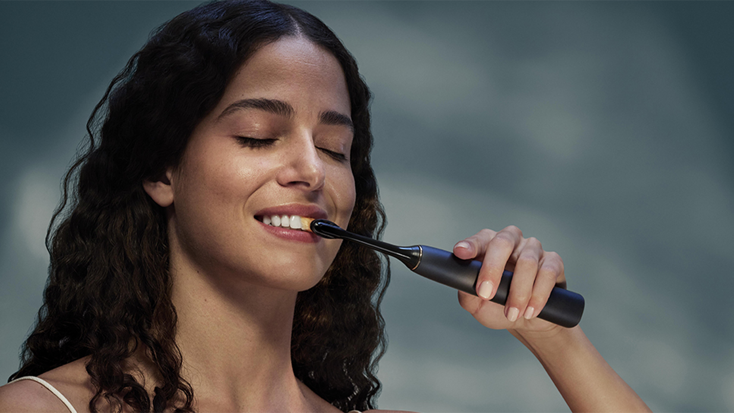 Žena si čistí zuby elektrickým sonickým kartáčkem HX3792/11 Philips Sonicare Advanced Clean