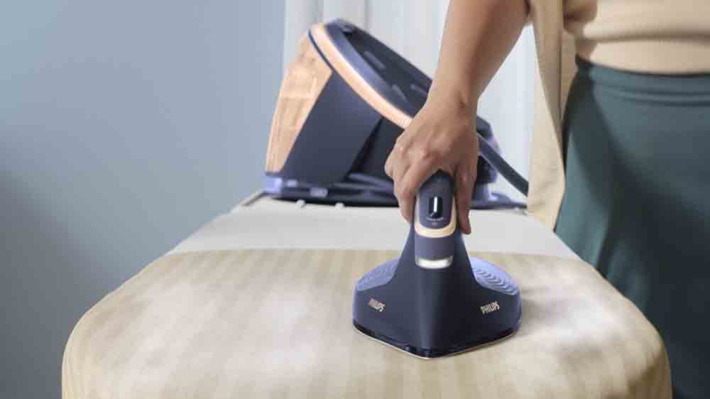 Mimořádně silný parní ráz žehličky Philips 7300 Series PerfectCare PSG7300/20_03