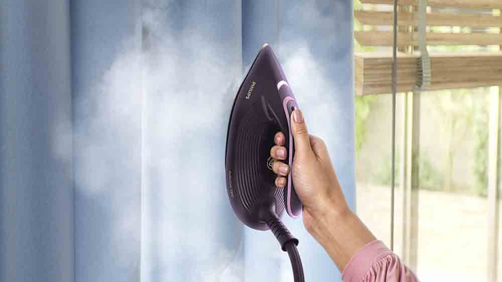 Žena s žehličkou Philips 7200 Series PerfectCare PSG7200/30_06