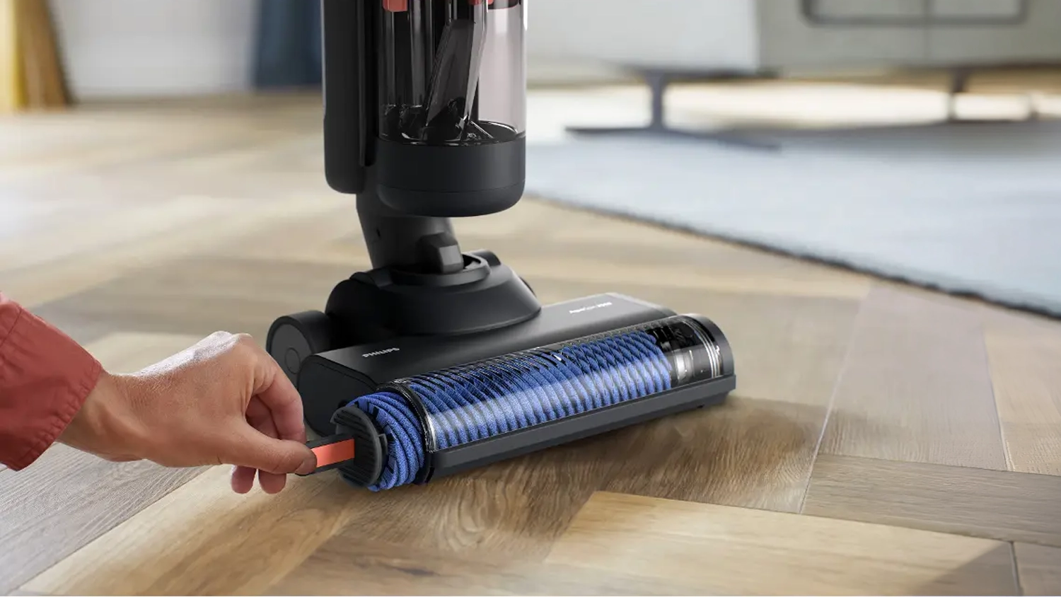 Žena vytahuje čistic&iacute; kart&aacute;č Philips XV1773/1 z vysavače