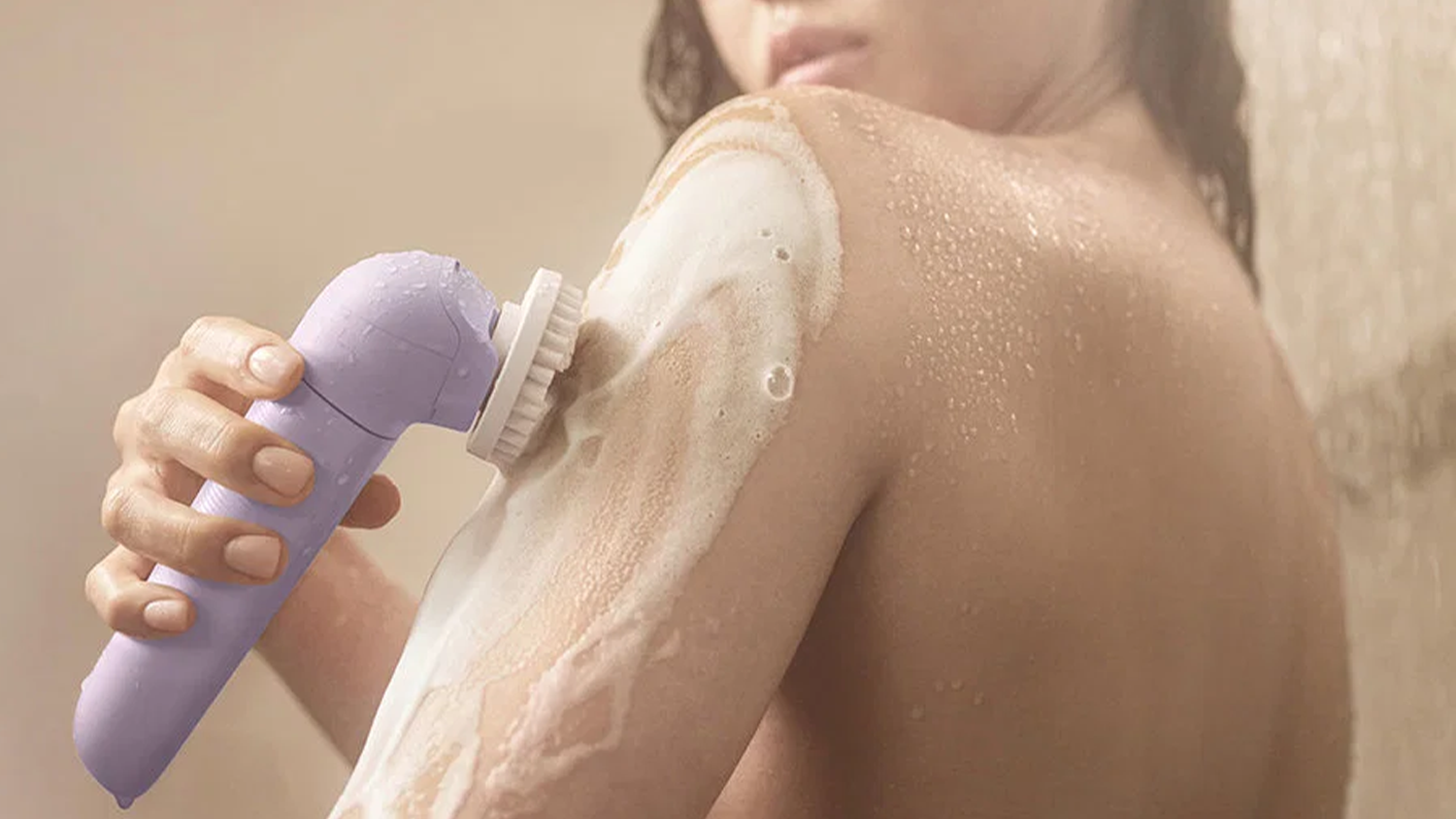 Žena použ&iacute;v&aacute; exfoliačn&iacute; kart&aacute;č