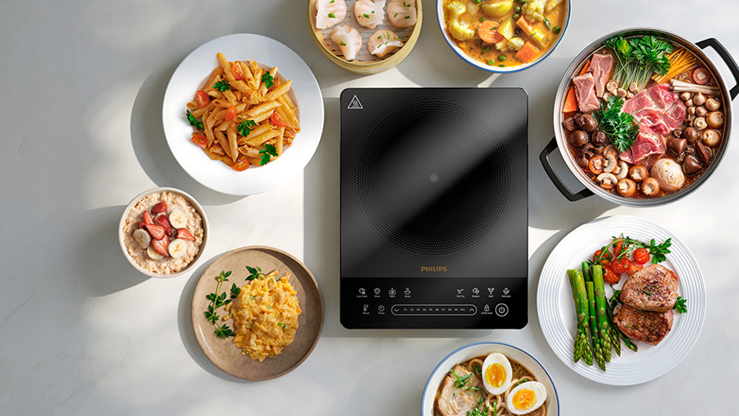 Indukční vařič Philips 5000 Series obklopený osmi různými pokrmy