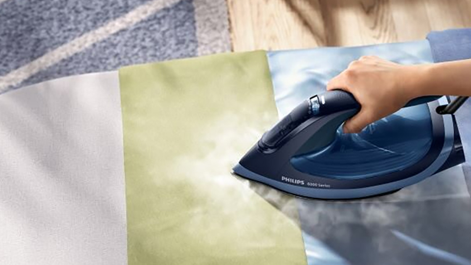 Napařovací žehlička Philips 6000 Series žehlící různé druhy materiálů