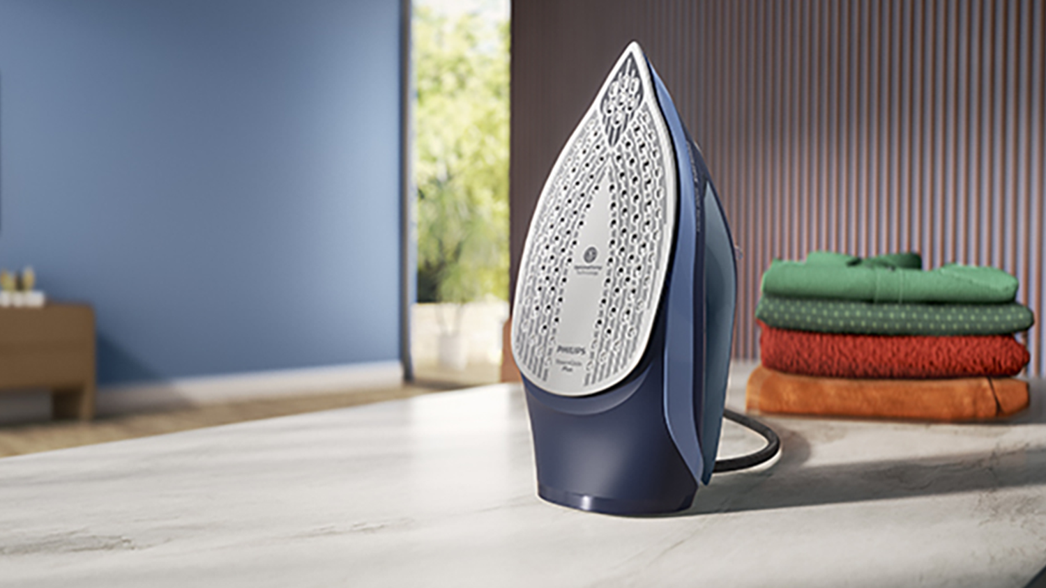 Napařovací žehlička Philips 6000 Series stojící na stole s detailem na žehlicí plochu