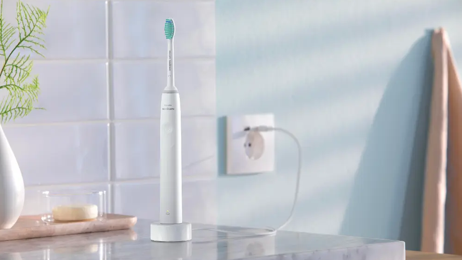 Sonický zubní kartáček Philips Sonicare 2100 HX3651/13 v koupelně