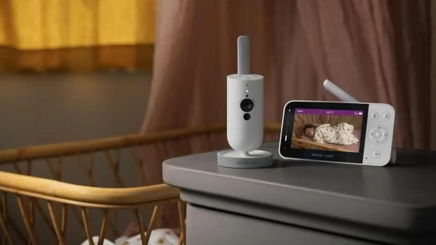 Detsk&aacute; pest&uacute;nka Philips Avent Connected SCD953/26 vedľa postieľky
