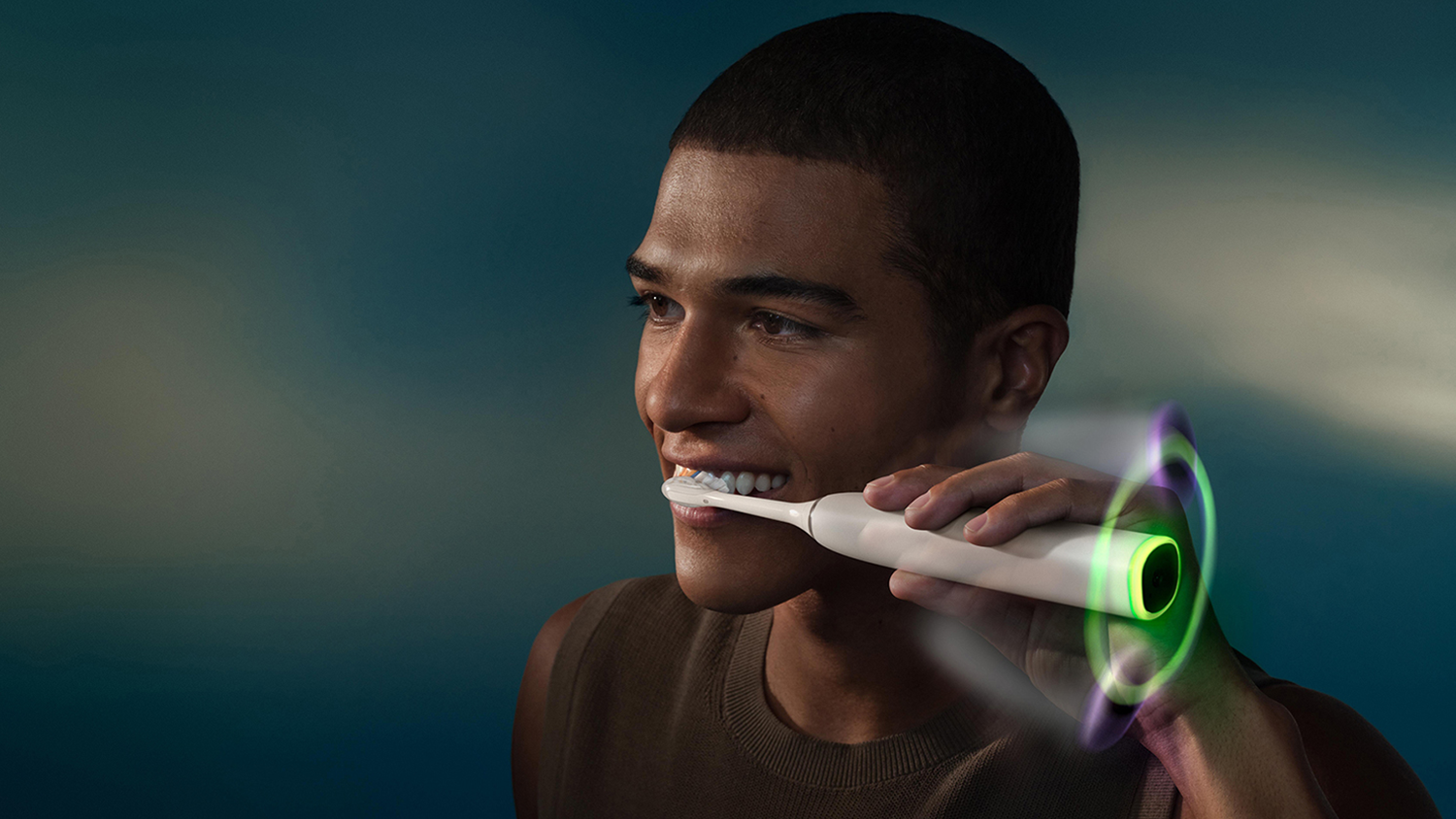 Muž si čistí zuby kartáčkem Philips Sonicare DiamondClean 8000 HX8311/11