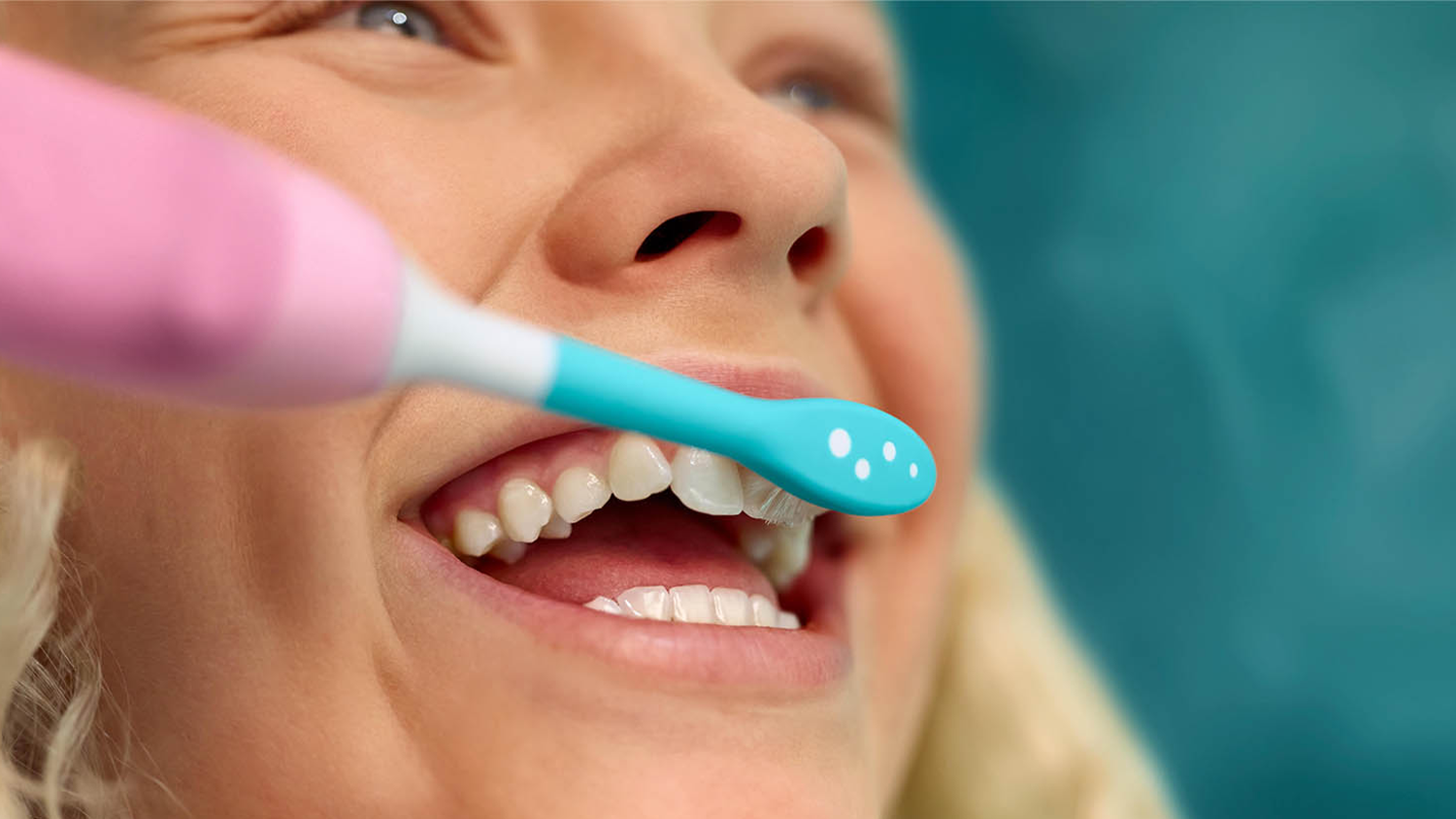 Ukázka čištění předních zubů kartáčkem Philips Sonicare For Kids Smart HX6600/11