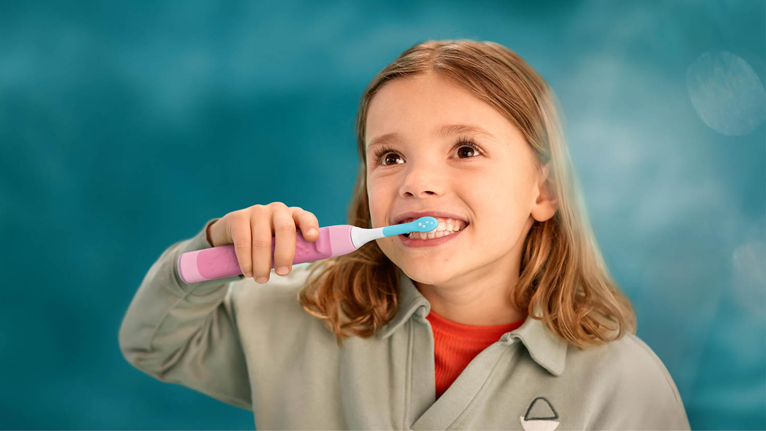 Dívka čistící si zuby za pomoci Philips Sonicare For Kids Smart HX6600/11