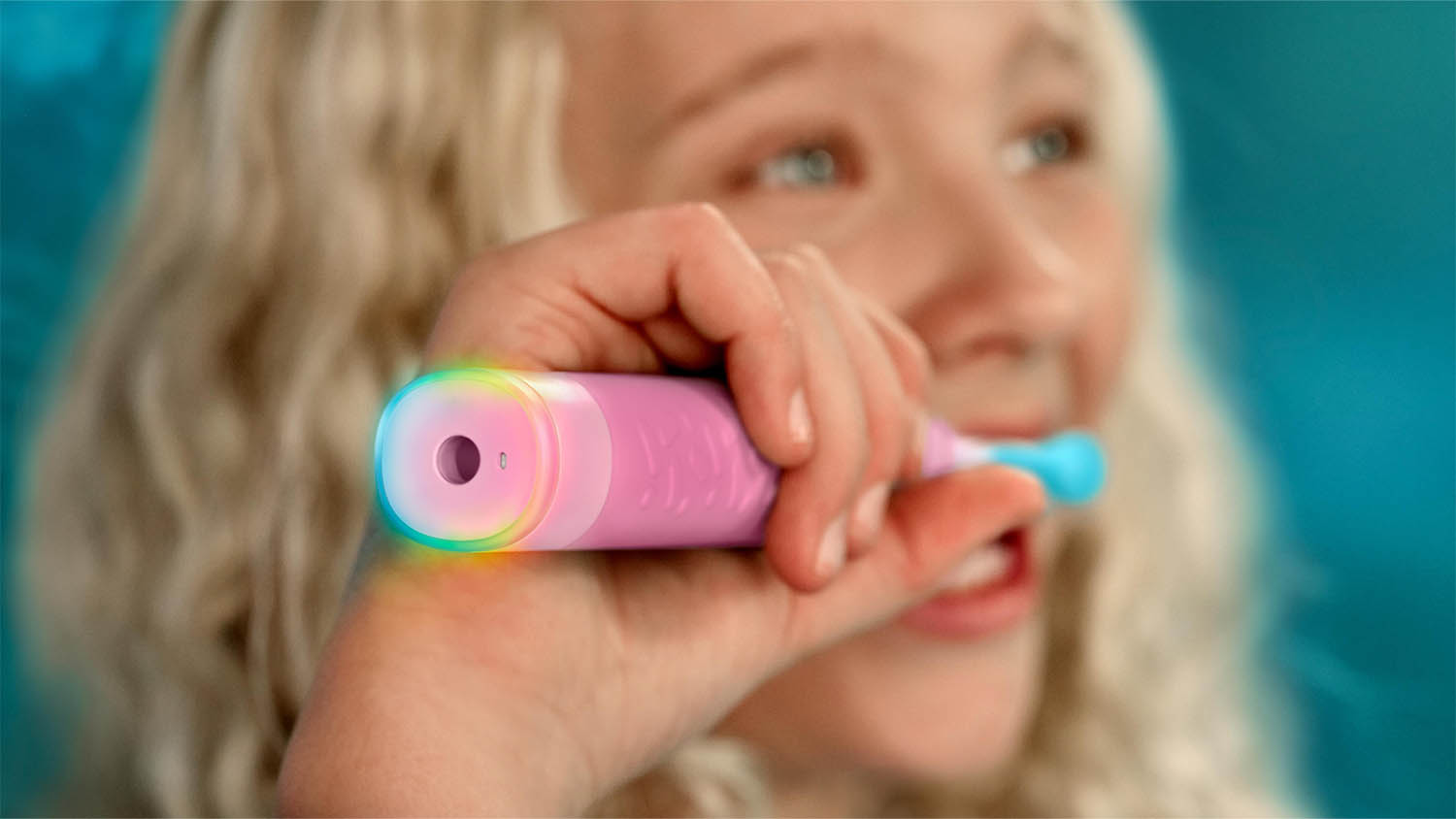 Dívka čistící si zuby kartáčkem Philips Sonicare For Kids Smart HX6600/11