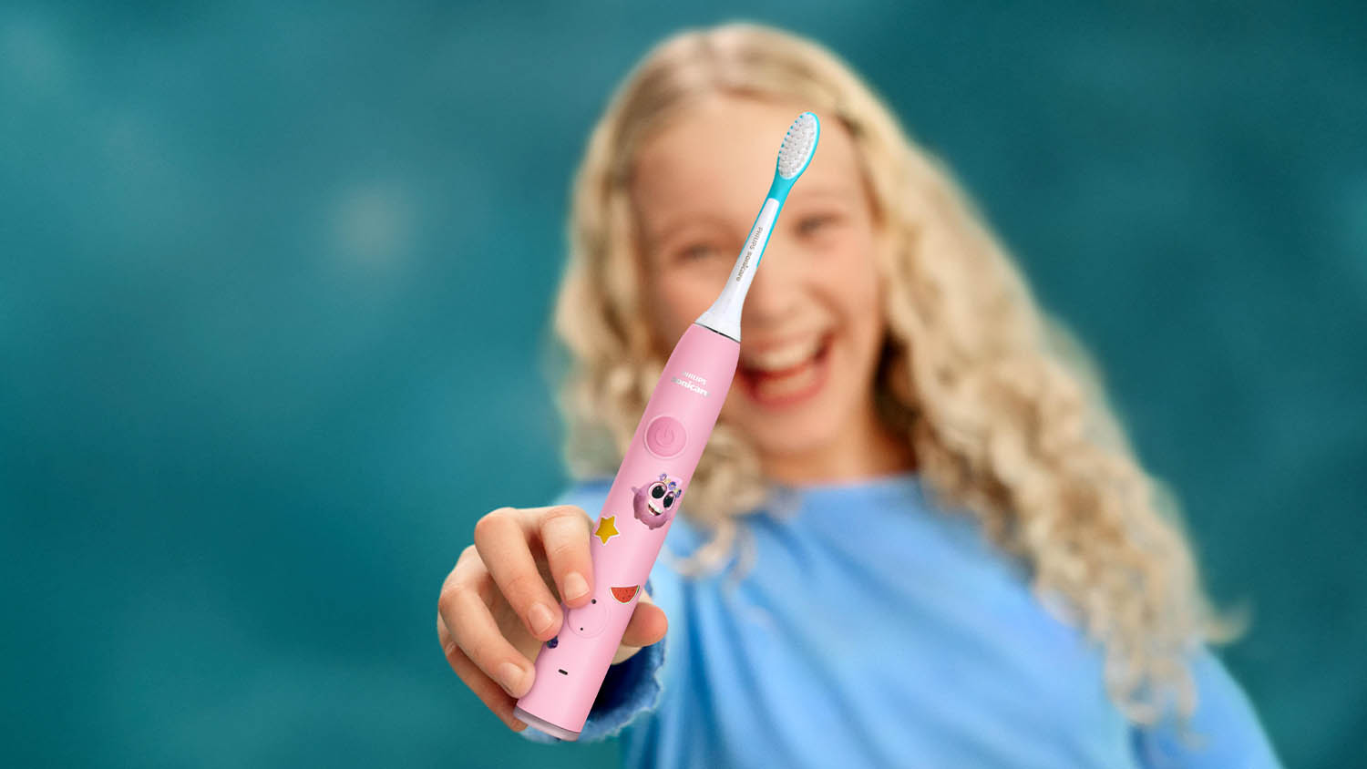 Dívka ukazující kartáček se samolepkami
