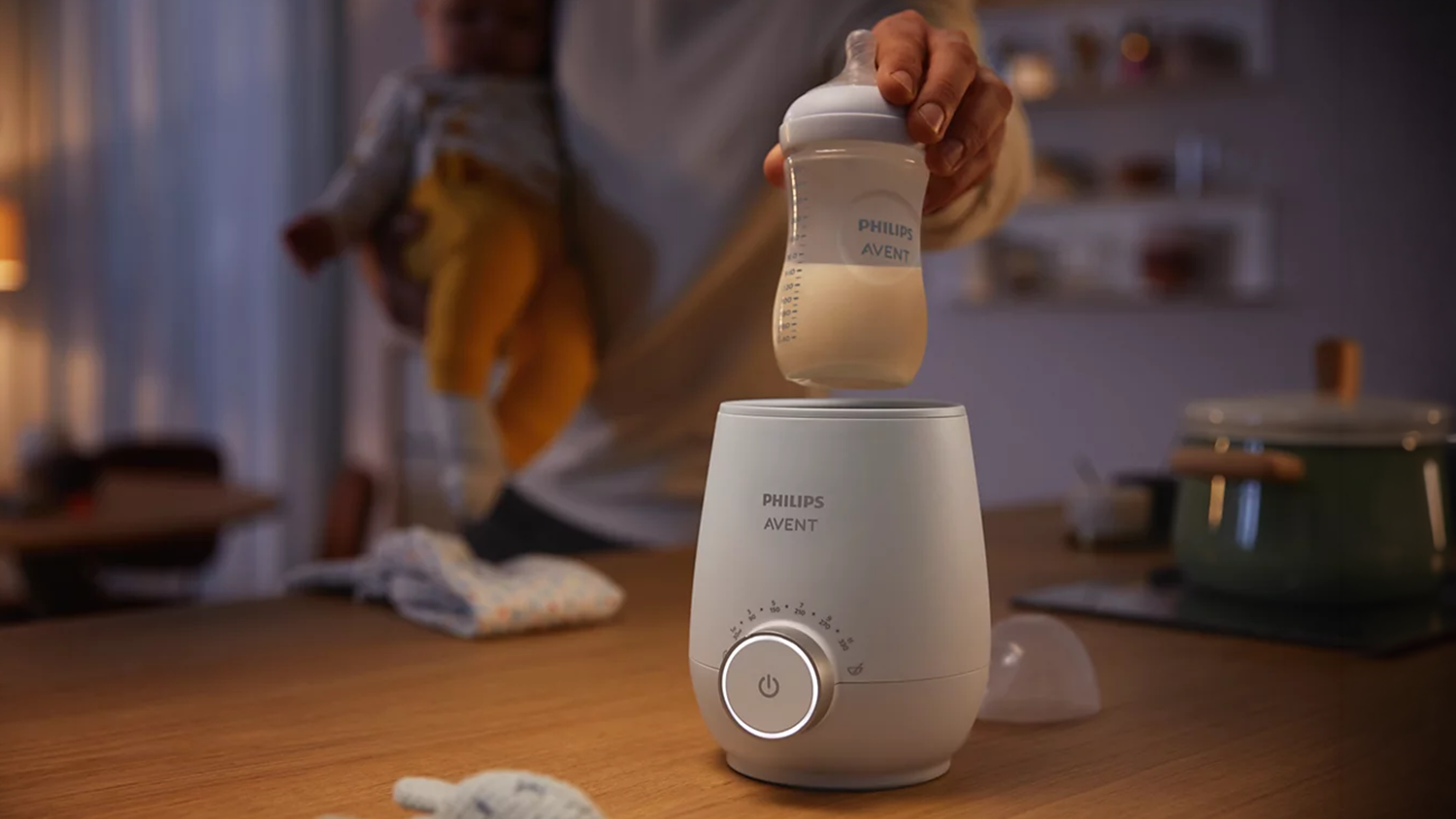 Ohř&iacute;vač kojeneck&yacute;ch lahv&iacute; Philips Avent Premium SCF358/00 při př&iacute;pravě ml&eacute;ka v noci
