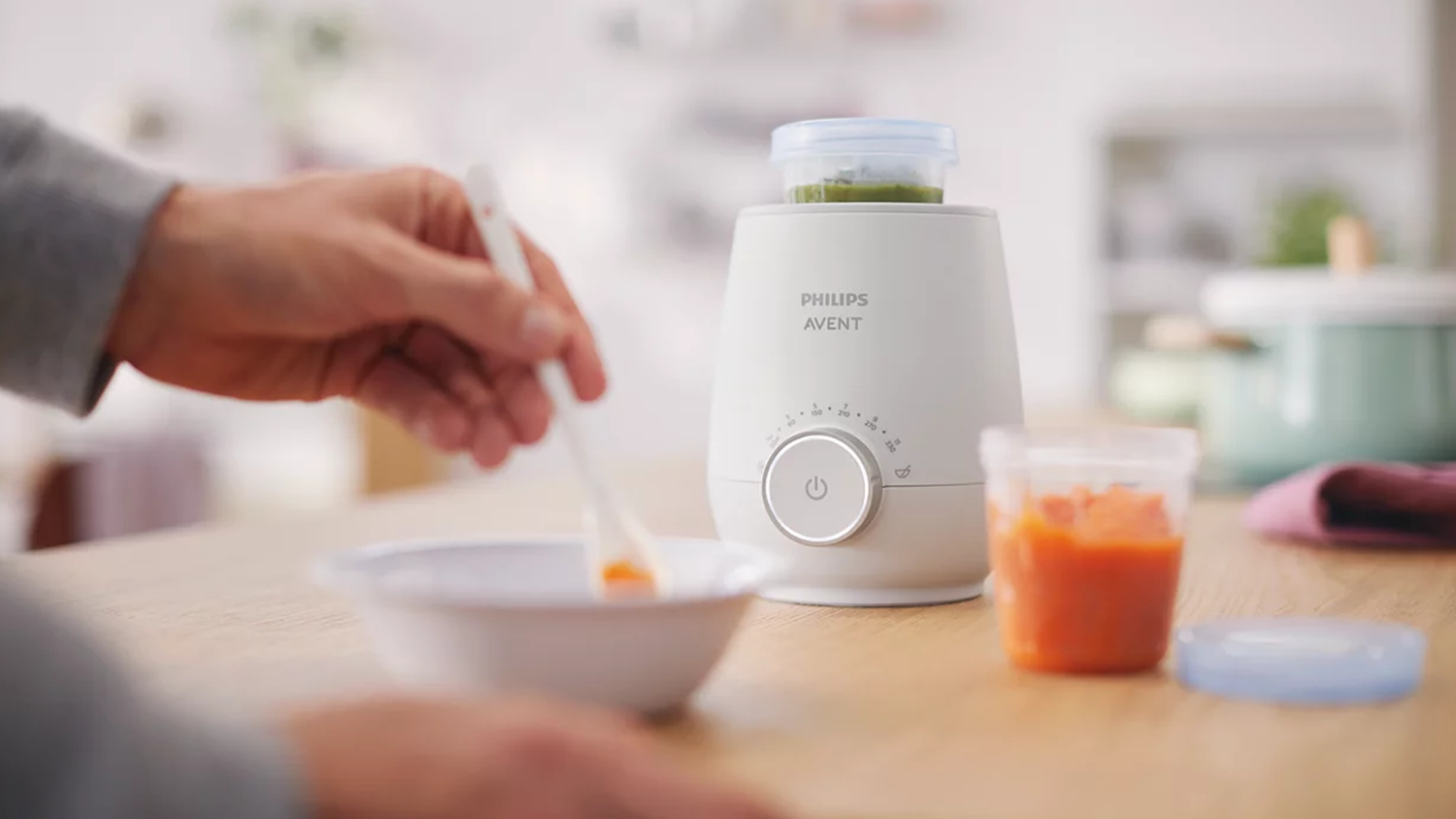Ohř&iacute;vač Philips Avent Premium SCF358/00 při ohřevu dětsk&eacute; stravy