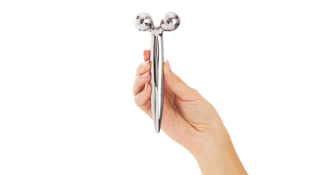 Ruka držící Konturovací váleček Plum Beauty_02