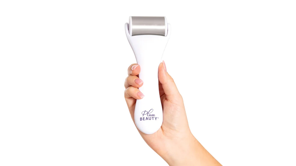 Ruka držící Chladící váleček Plum Beauty_02