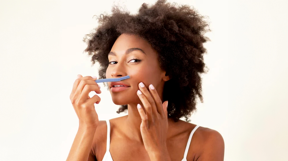 Žena použ&iacute;vaj&iacute;c&iacute; holic&iacute; strojek na obličej a oboč&iacute; Plum Beauty_02