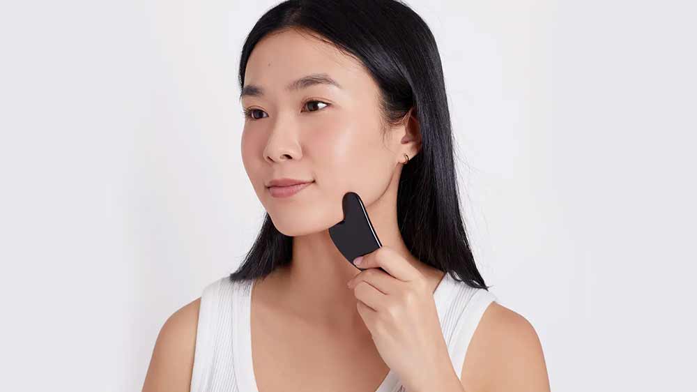 Žena si provádí masáž kamenem Gua sha_02