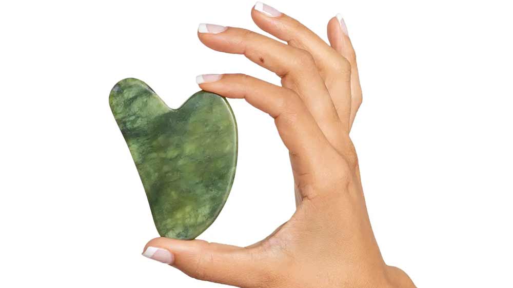 Žena drží v rukou Jadeitový Gua sha kámen_03