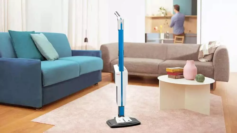 Muž čistící obklady v koupelně za použití ručního parního čističe z parního mopu Polti Vaporetto SV620_Style_03