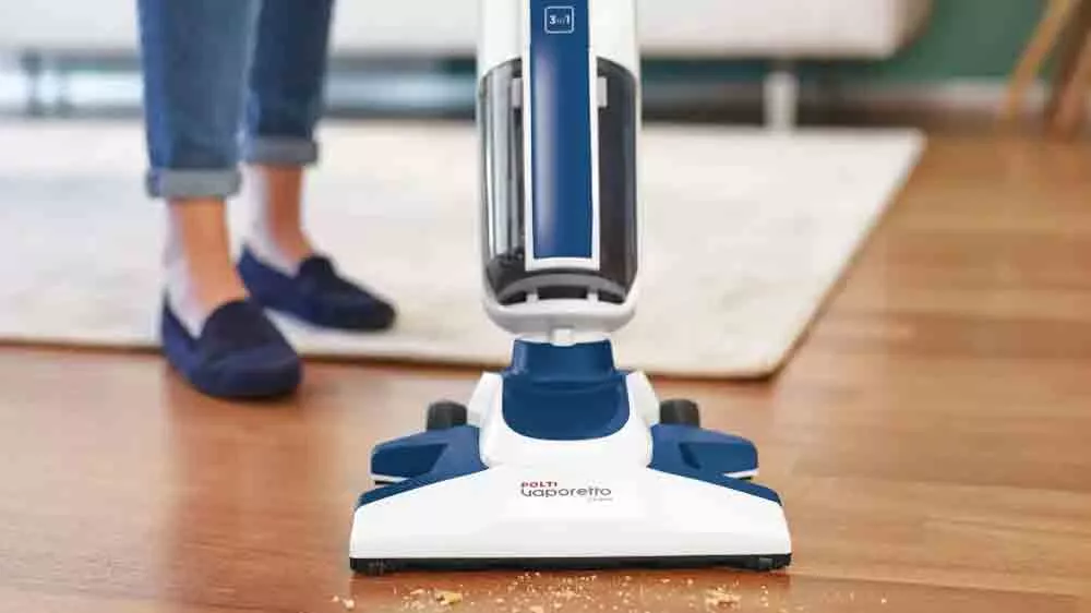 Úklid drobků z podlahy s Vaporetto 3 Clean