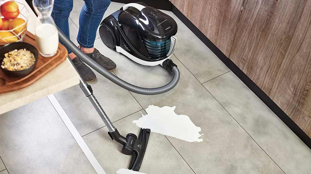 Úklid rozlitého mléka s vysavačem Polti PBEU0108_02