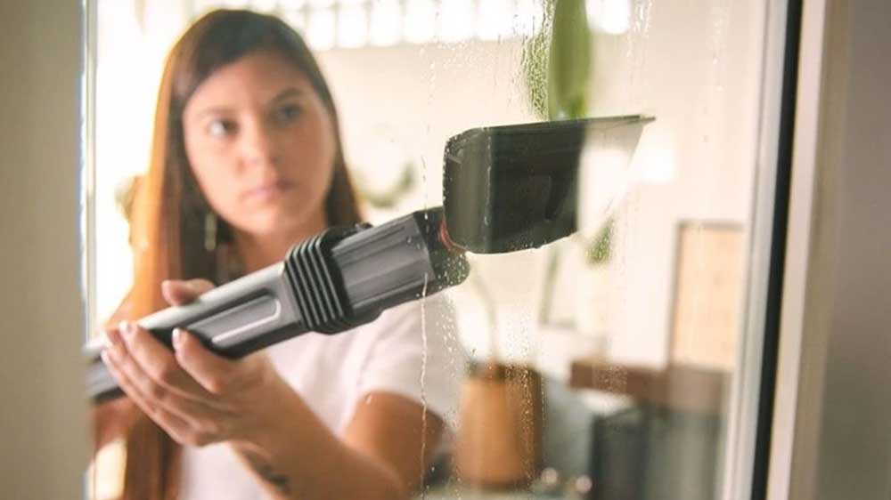 Mytí oken parním vysavačem Polti Vaporetto Smart 110 Eco PTEU0317_04