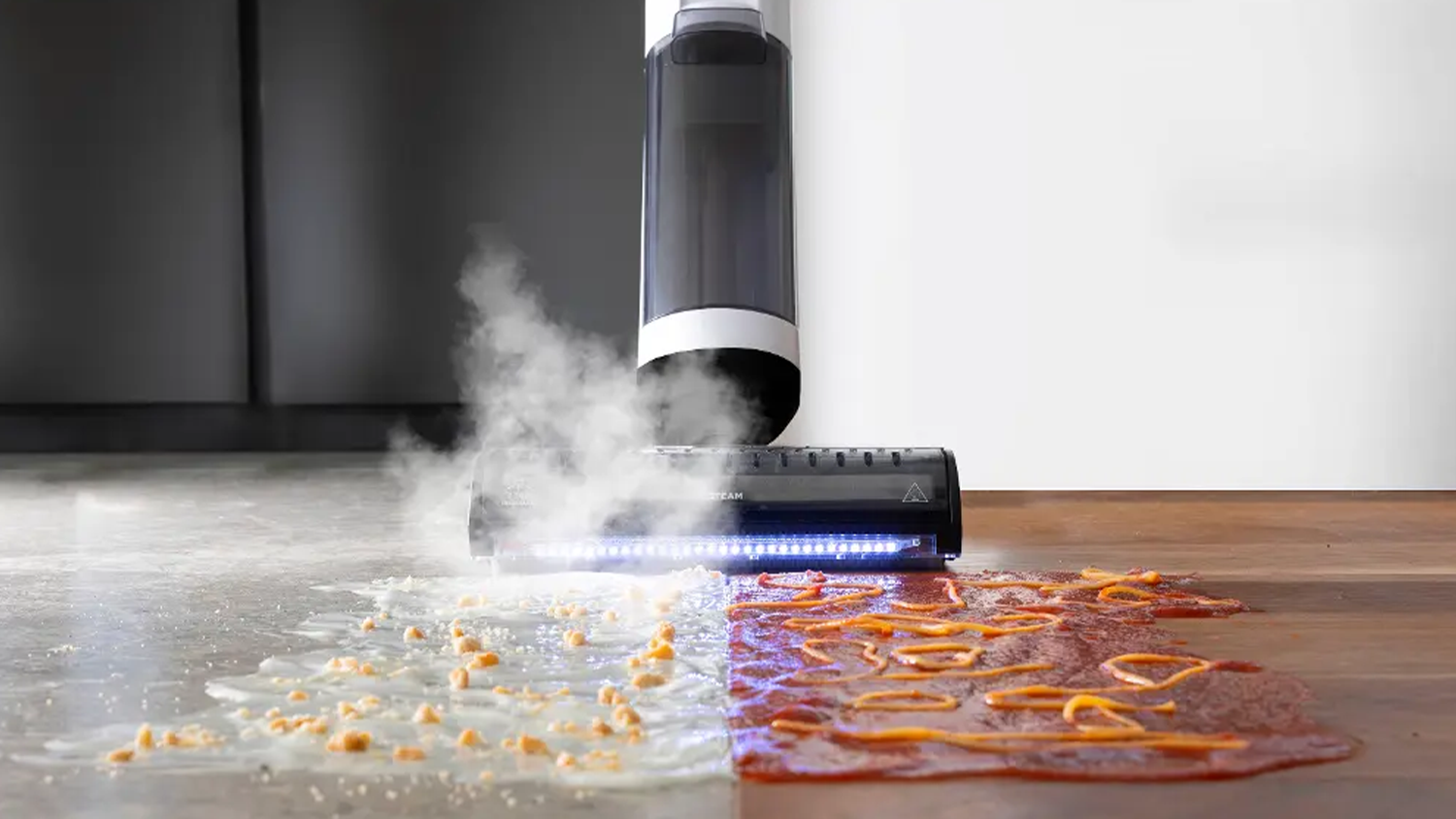 Uklízení různých povrchů s vysavačem a parním mopem Polti RollySteam WD30C