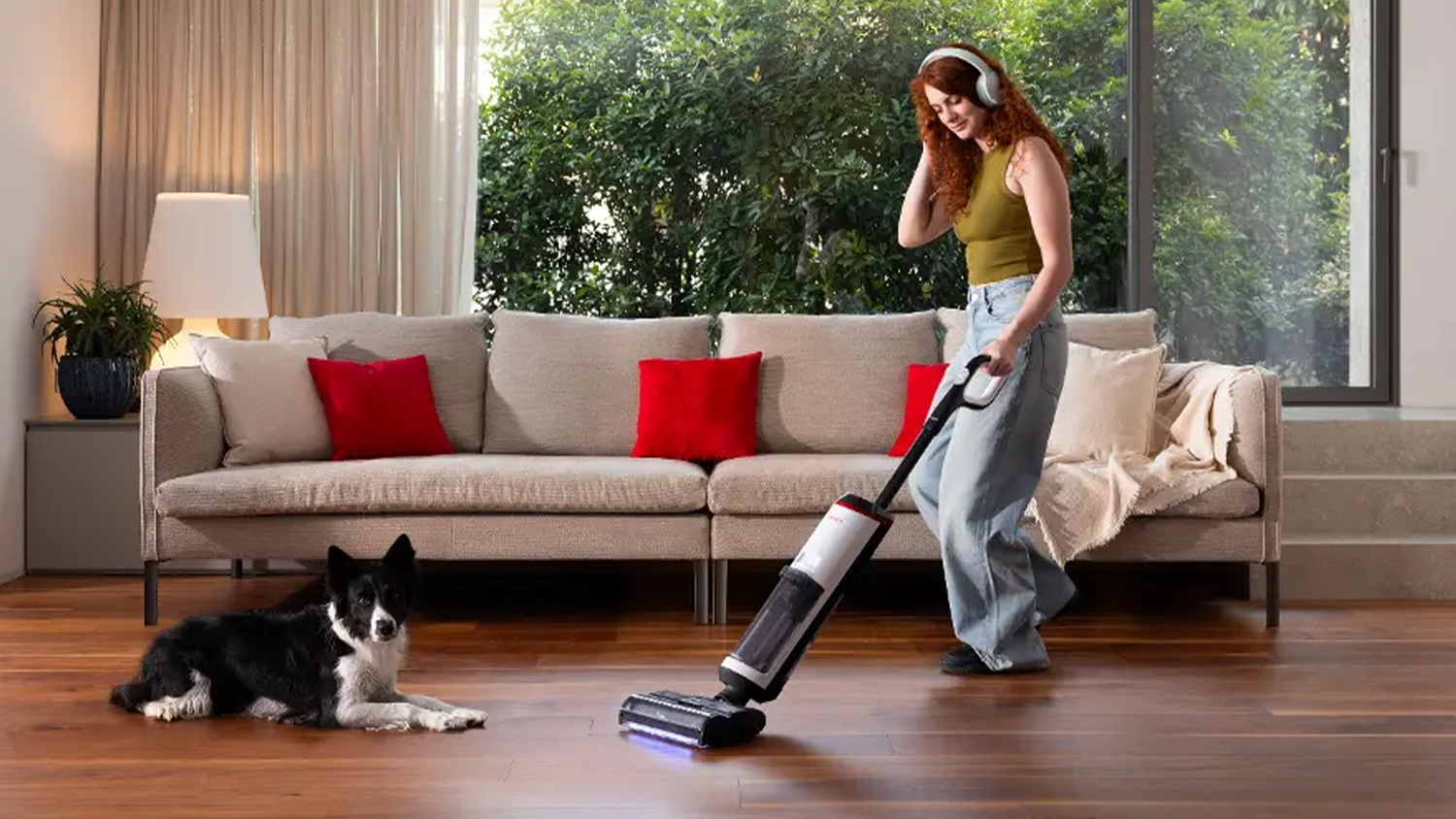 Žena uklízející s vysavačem a parním mopem Polti RollySteam WD30C