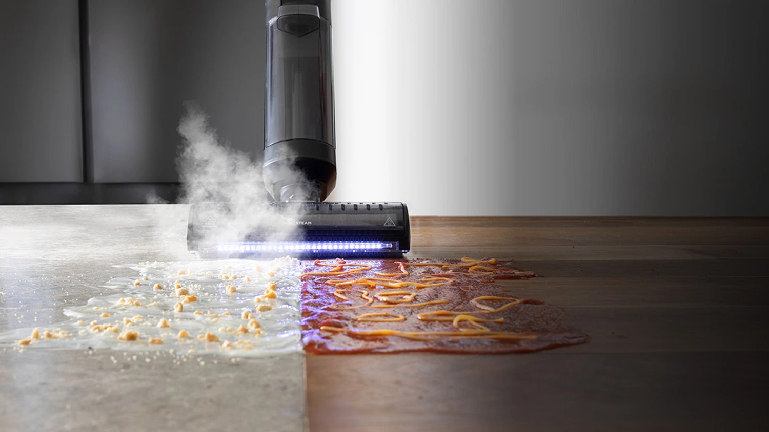 &Uacute;klid s parn&iacute;m vysavačem a mopem Polti RollySteam WD10