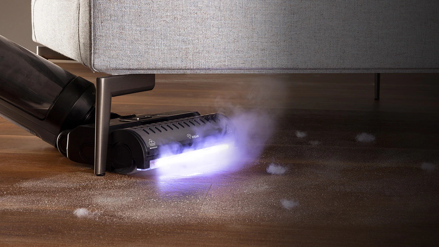 &Uacute;klid pod sedačkou s vysavačem a parn&iacute;m mopem Polti RollySteam WD10