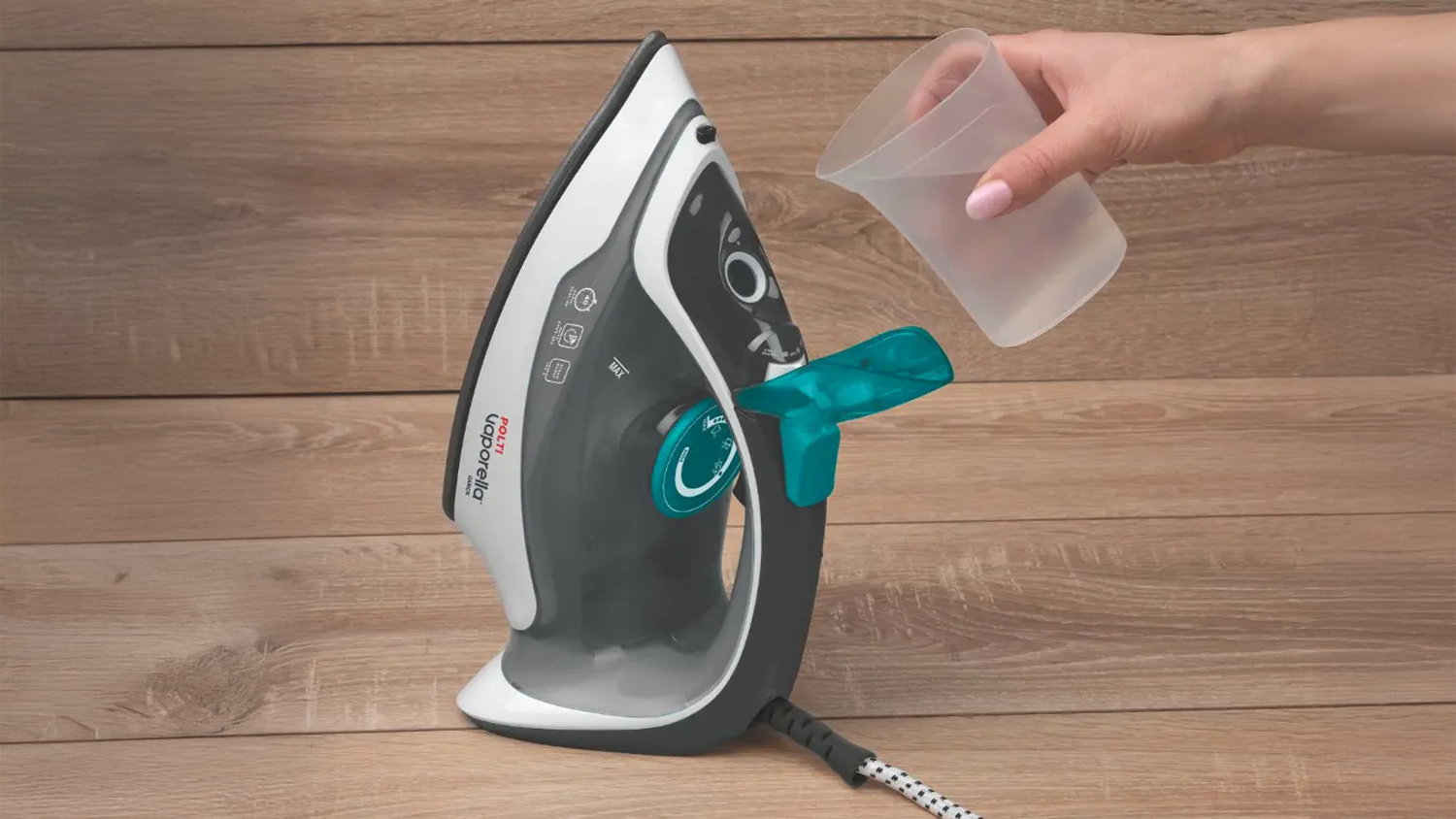 Doplňování vody do žehličky Polti Vaporella Quick Q100
