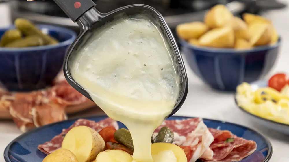 Sýr stékající na jídlo z grilu_02