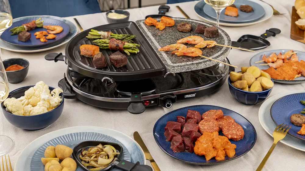 Stůl s jídlem a raclette grilem Princess_03