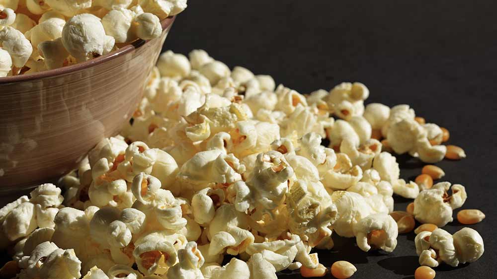 Popkorn v míse a na stole_02