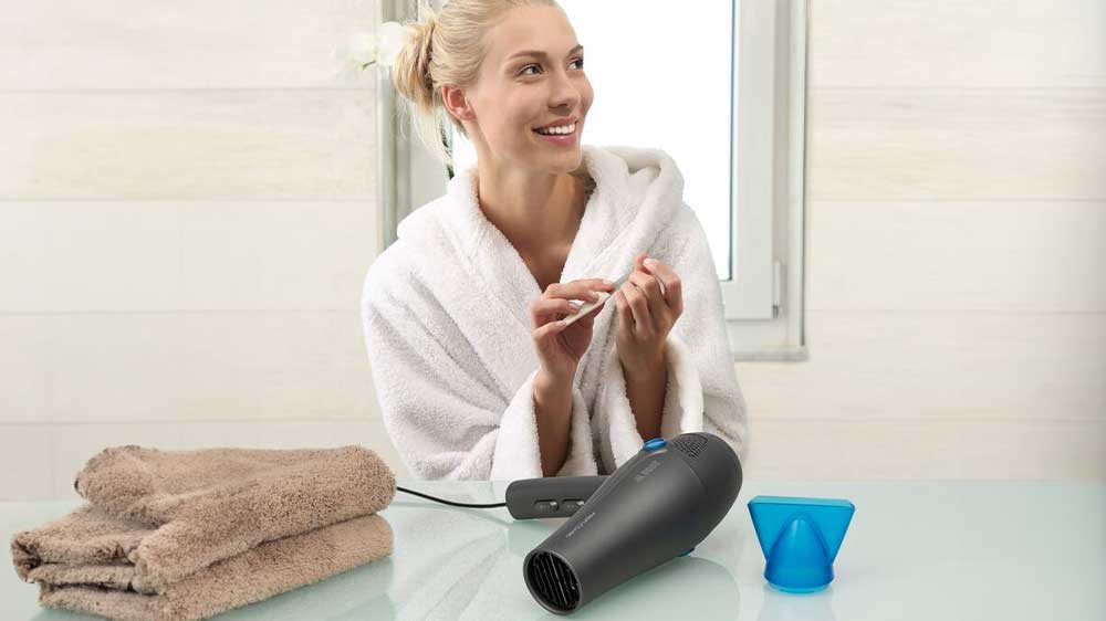 Žena provádějící manikúru před fénem ProfiCare HT 3020 ANT_02