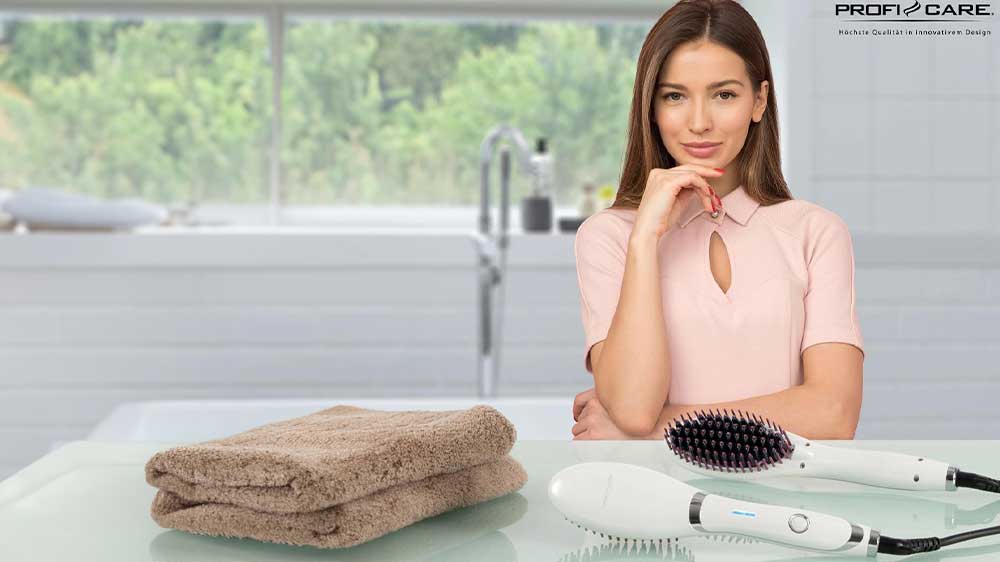 Žena sedící u stolu, na kterém leží žehlicí kartáč ProfiCare GB 3021_02